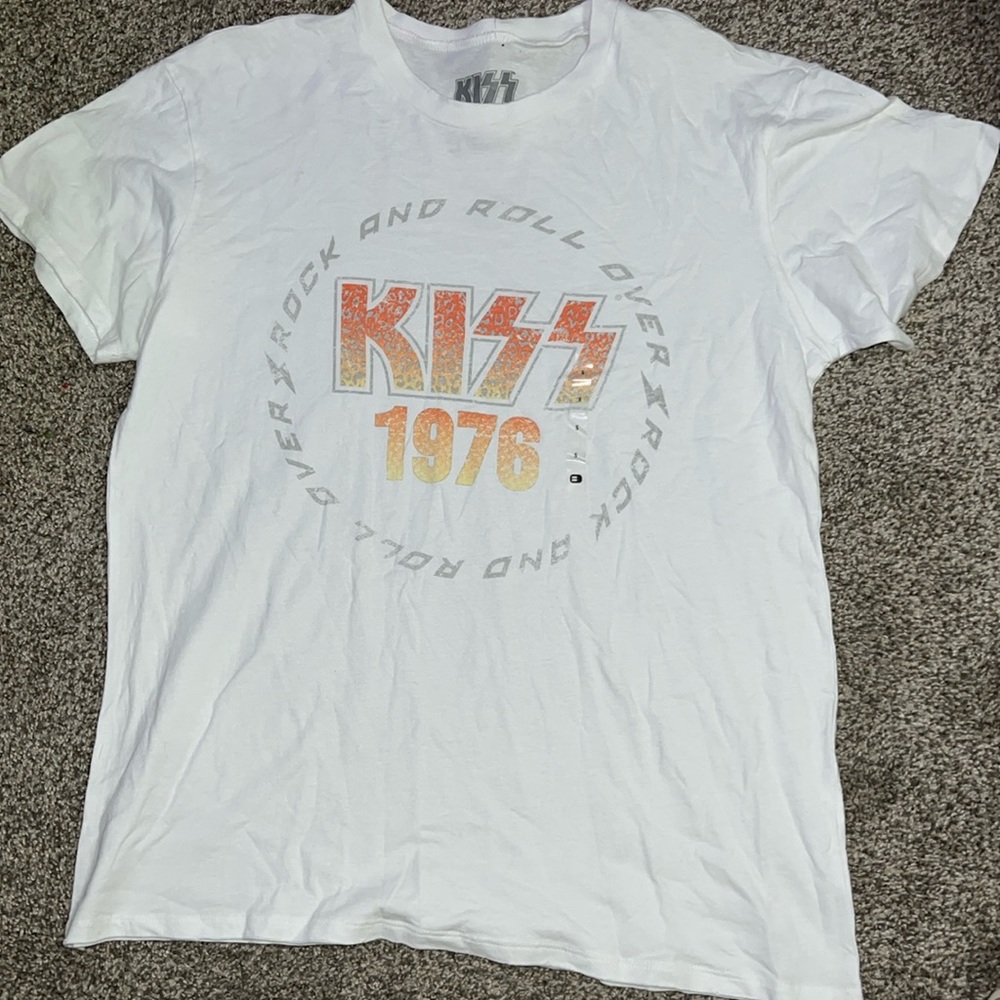 Brand new buckles graphic tee great condition
